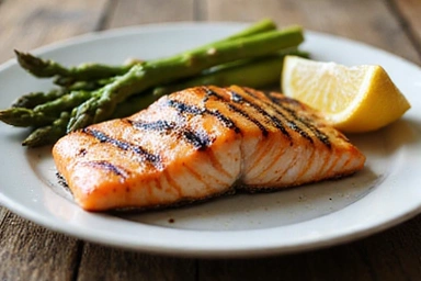 Un piatto colorato con salmone alla griglia, asparagi freschi e limone, presentato in modo elegante su un tavolo di legno.
